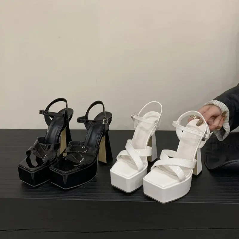 15 سنتيمتر الصنادل كعب أحذية منصة بيضاء الصيف حزام الصليب مثير التعري أحذية سوداء عالية الكعب صناديل للنساء اتجاهات 2025