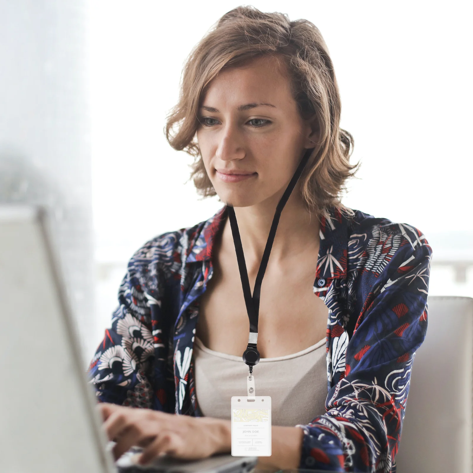 

4pcs Work Badge Hanger Simple Id Card Holder Lightweight Vertical Badge Holder For Office School Bus Pass Name Card