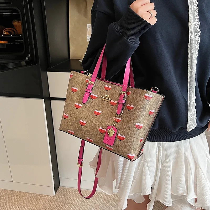La nuova borsa da donna tote con motivo di marca di lusso del 2025 è una borsa a tracolla monospalla alla moda