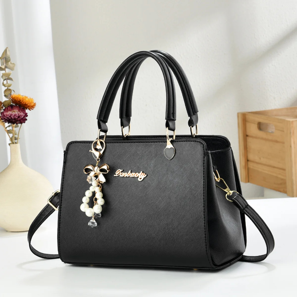 Damenhandtasche Leder Monogramm - close-up view