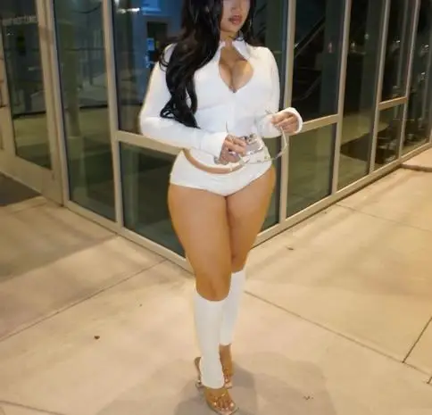 

Stand Up Collar Zipper Cover Refers To A Women's Personalized Three Piece Set of Tops, Short Knee Pads, and Tight Shorts