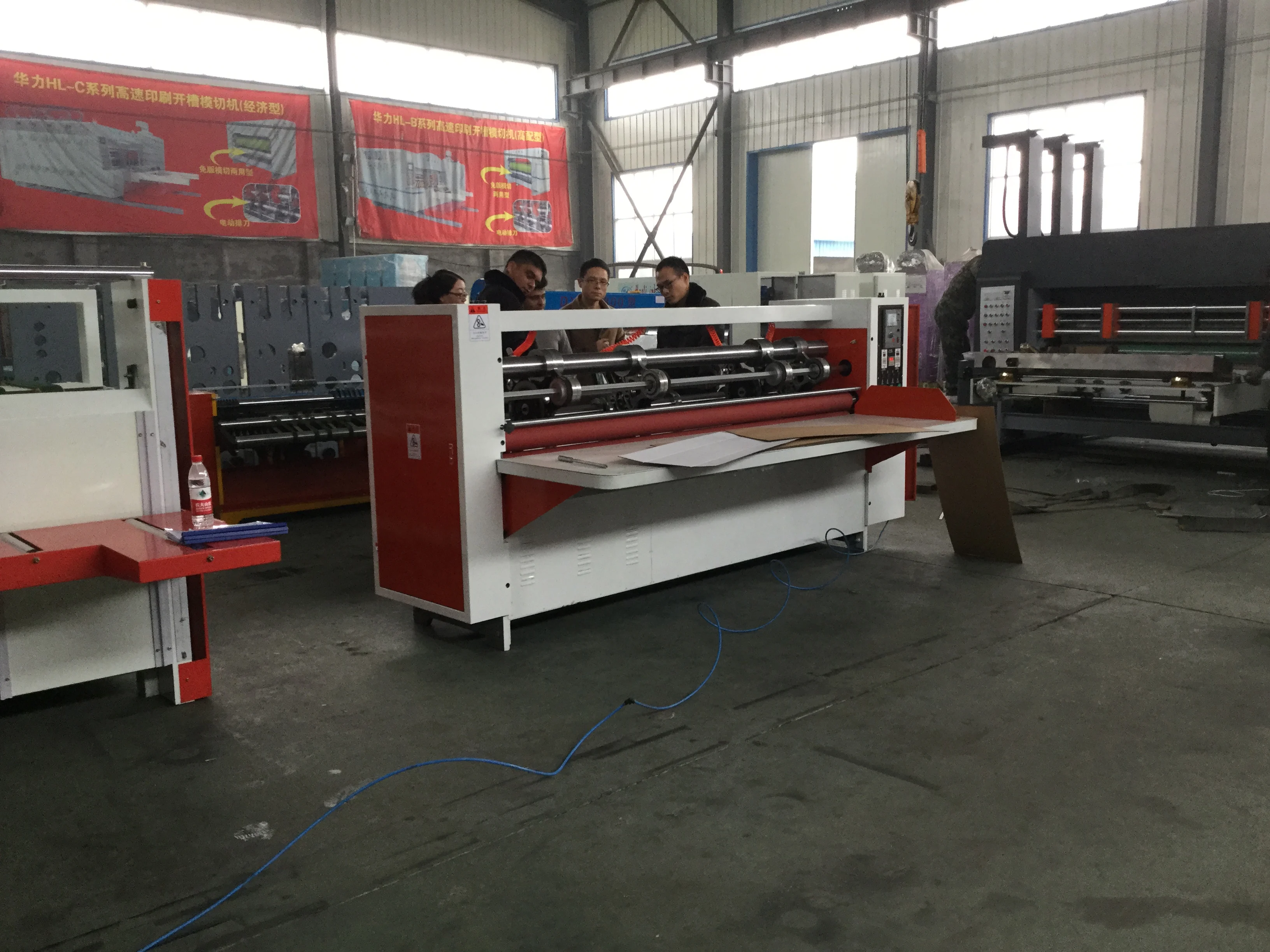 Semi-automatische dunne bladsnijmachine, golfkartonnen snijmachine