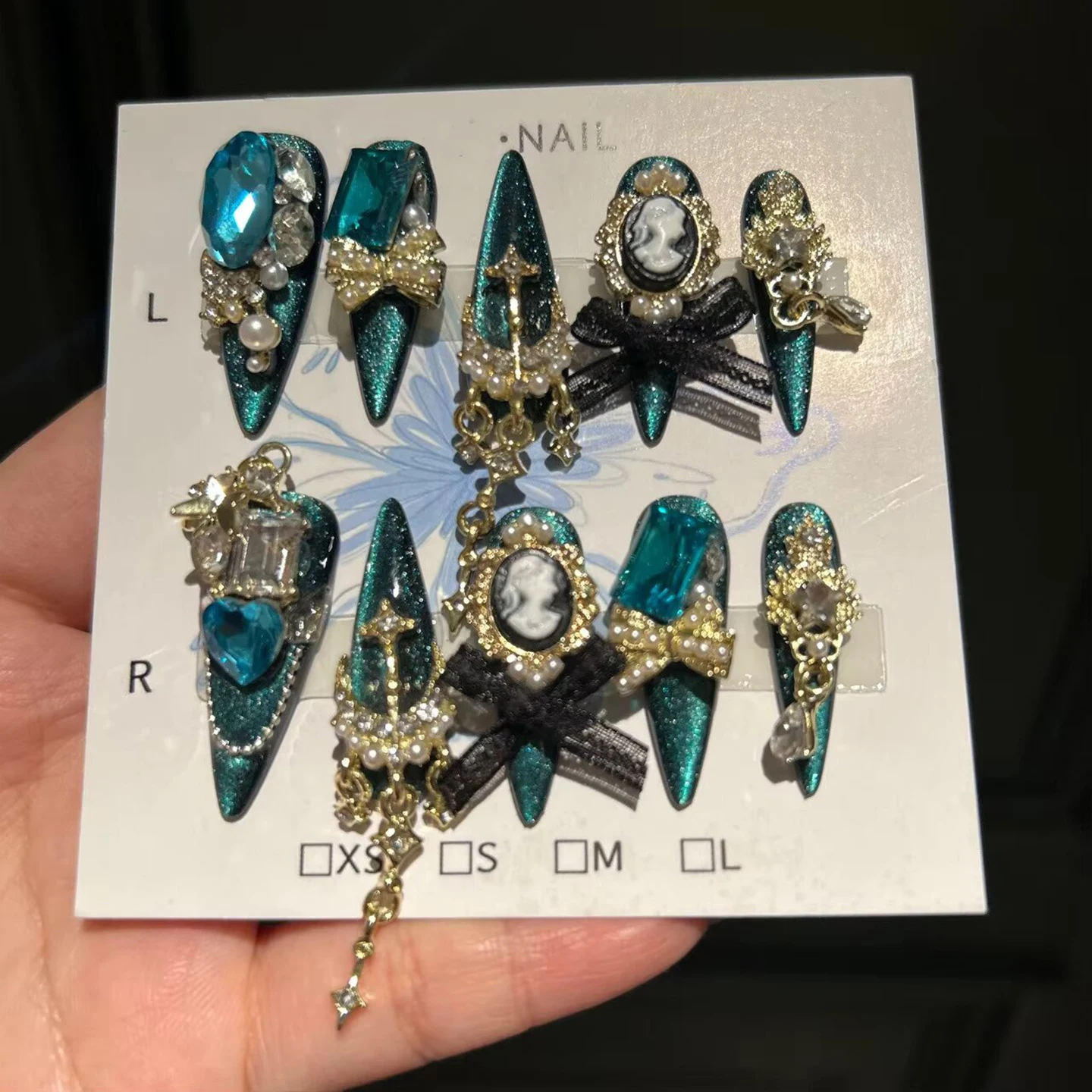 Vintage - Style Press - on Nails with Gems & Pearls, 3D Decor, Full Set for L/R Hands, ABS Resin & Alloy, Suitable for Parties/W