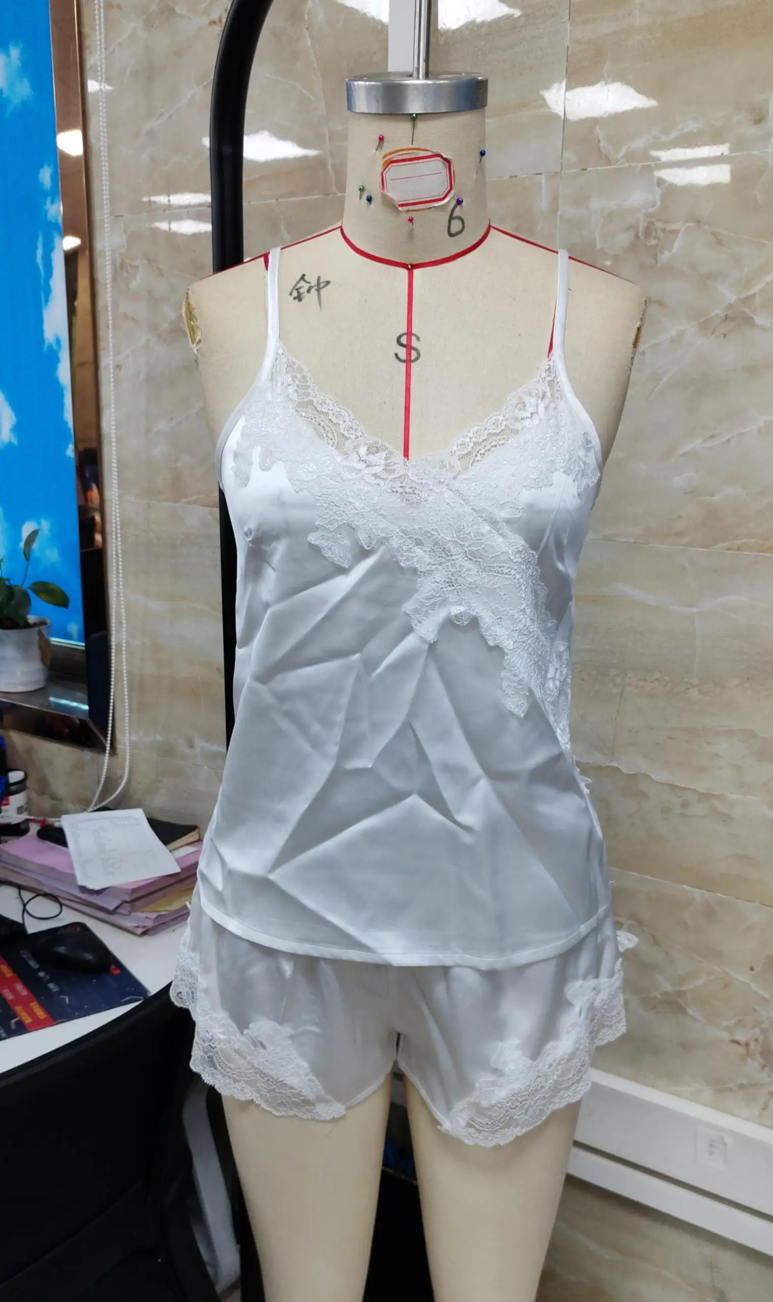 ชุดสองชิ้นลูกไม้สำหรับผู้หญิงทรงหลวมสบายๆ สไตล์ลำลอง เสื้อสายเดี่ยวคอวีและกางเกงขาสั้น