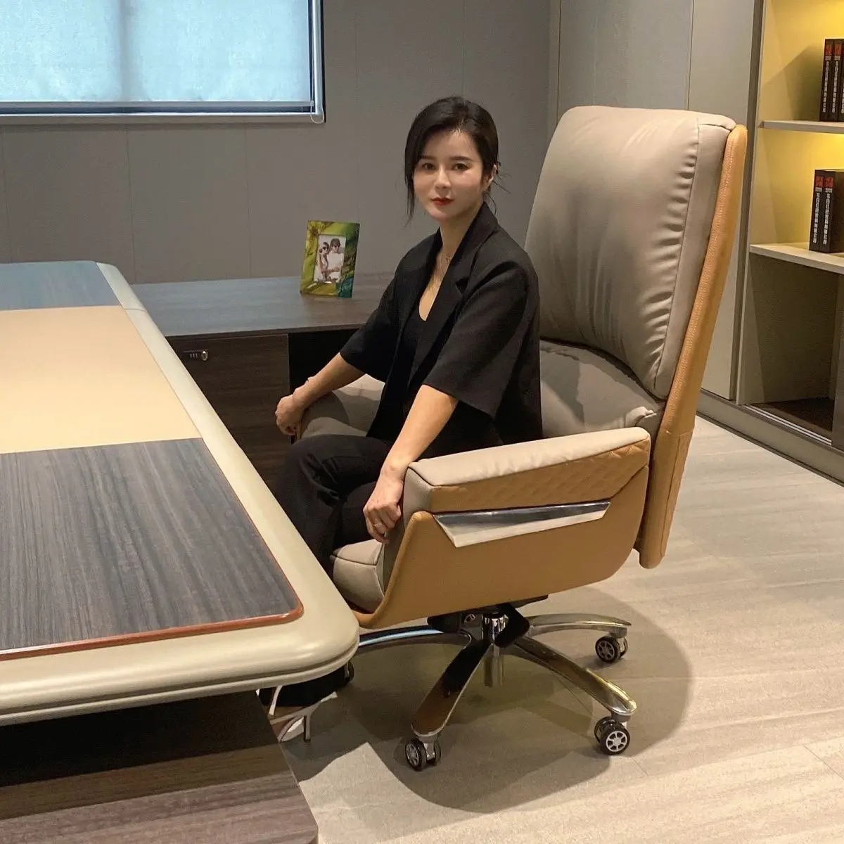 Cheap Durable Office Chair Luxury Elastic Solid Nordic Comfortable Office Chair Modern Vanity Ergonomic Metal Muebles Furniture