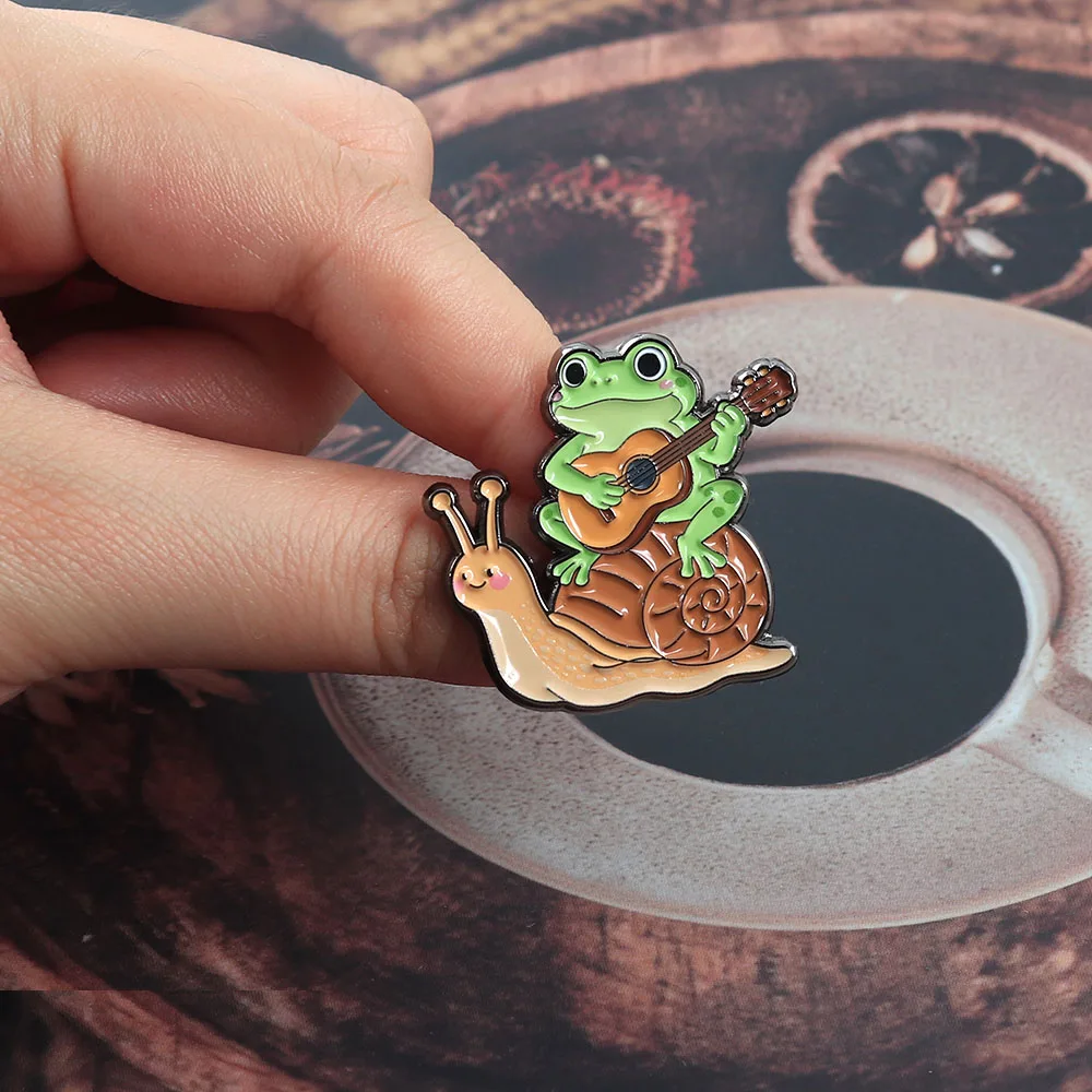 Cottagecore Frosch, der Gitarre auf einer Schnecke spielt, Emaille-Pin, Kawaii Tier-Brosche, Ästhetisches Musiker-Frosch-Abzeichen, Schmuckgeschenk, Naturliebe – Detail 3