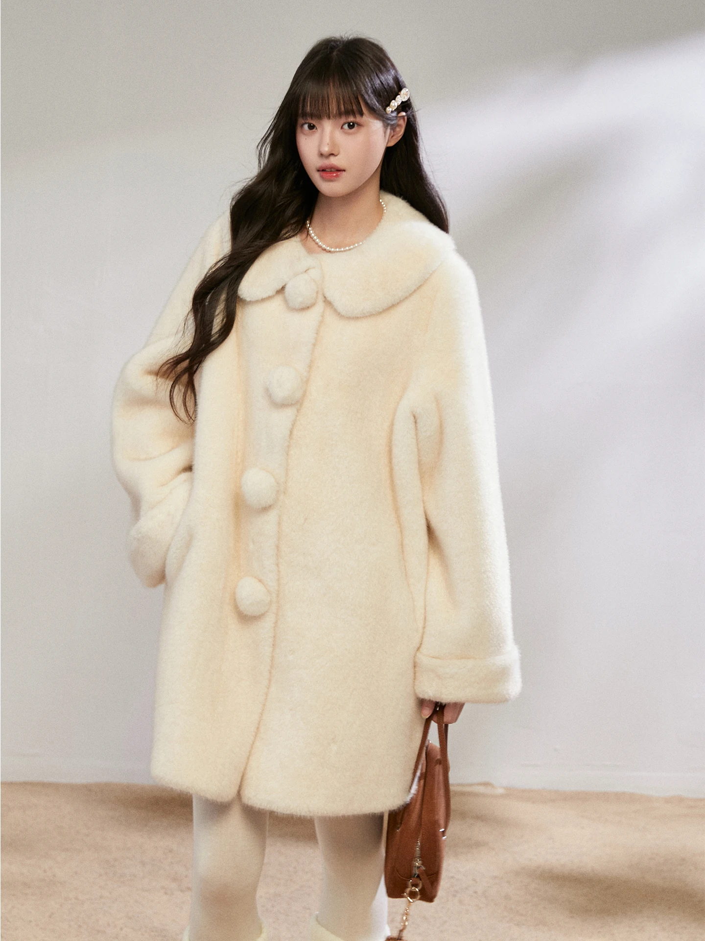 

Пальто Pinkers Collaborative Snowball Fur Jaet женское утепленное зимнее средней длины, плюшевое, теплое, пушистое, с длинными рукавами, в корейском стиле