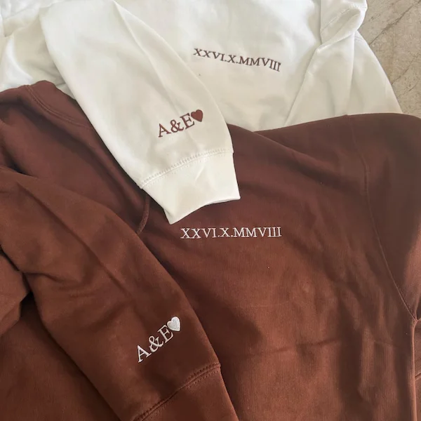 Passender Kapuzenpullover mit römischen Ziffern, individuelle Initialen mit Herzärmeln, Geschenk für den Freund, individuelles Jubiläumsdatum