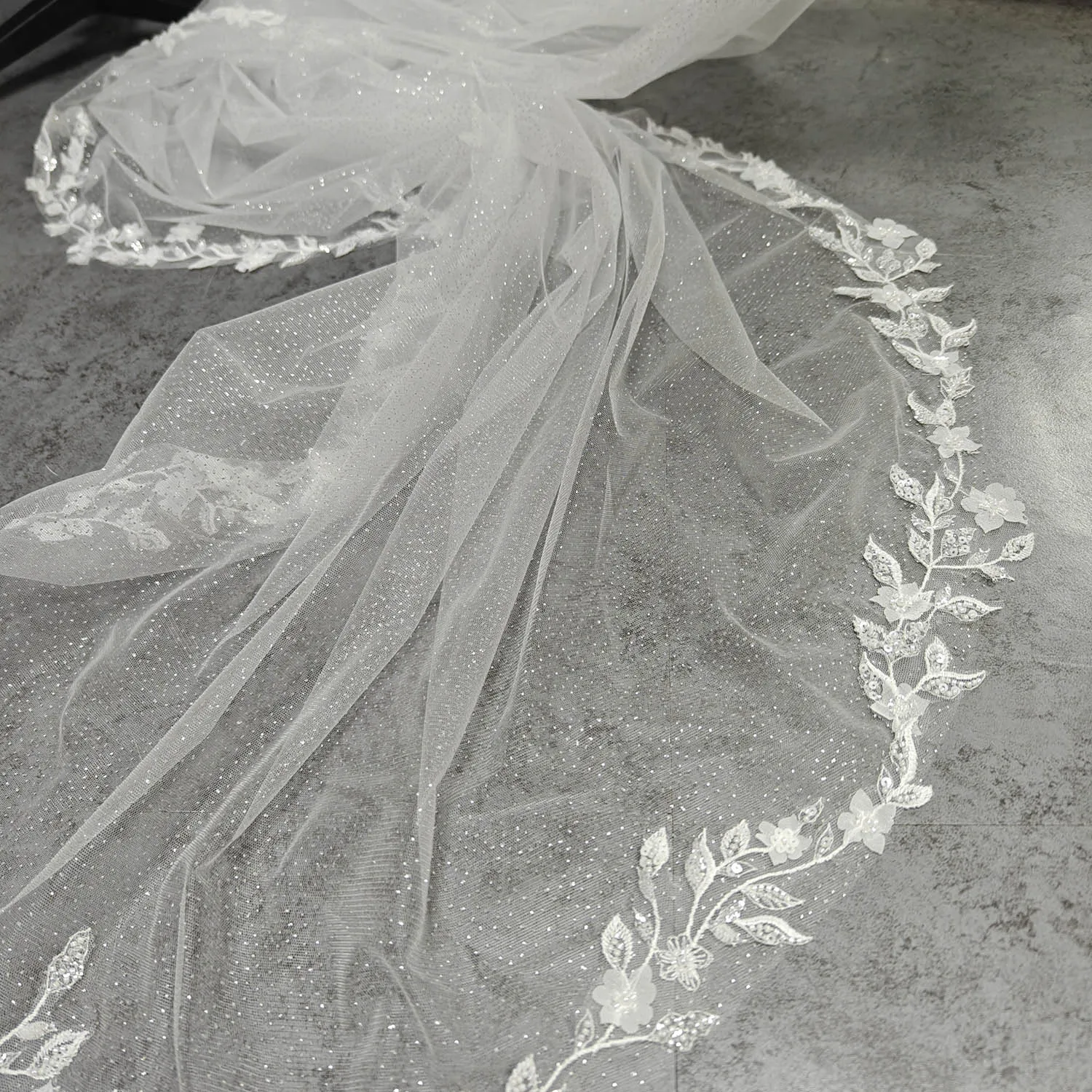 

Customized Glitter Tulle Wedding Veil with Beaded Lace Flower Single Tier 300cm Long Sparkle Bridal Veil with Comb Bling Tulle