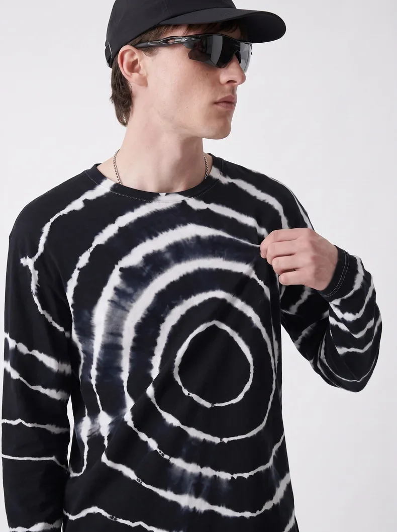 Herren Langarm-T-Shirt aus Merinowolle in Schwarz-Weiß mit Batikmuster – Weich & Dehnbar für Outdoor-Aktivitäten wie Wandern & Laufen – Detail 12