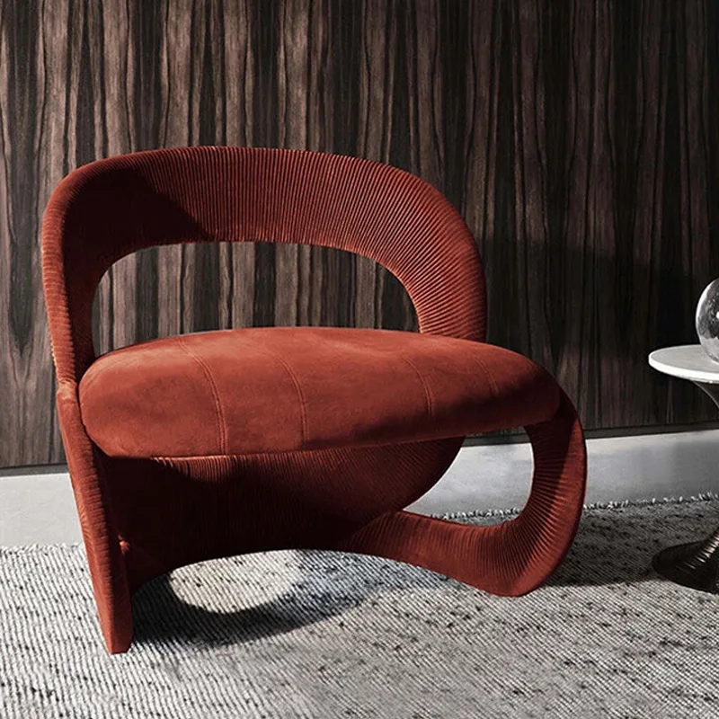 Włoski minimalistyczny projektant, kreatywna sofa pojedyncza o nietypowym kształcie, w stylu wabi-sabi.