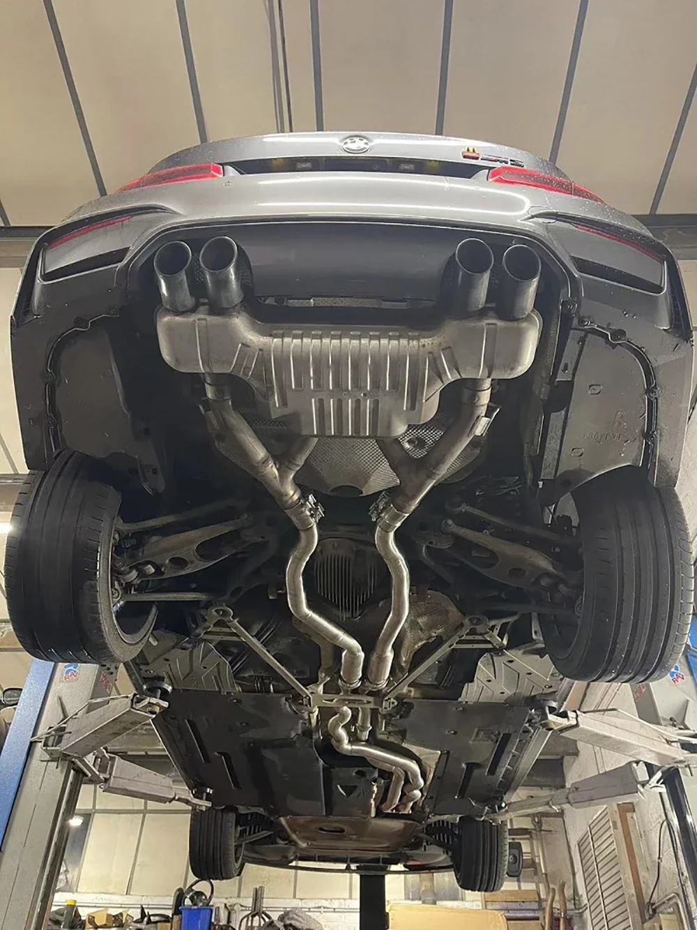 Mid Pipe Exhaust for BMW M3 M4 F80 F82 F83 S55 3.0T 2014-2019 Without Resonator Ss304 Car Exhaust System Equal Length Mid Pipe