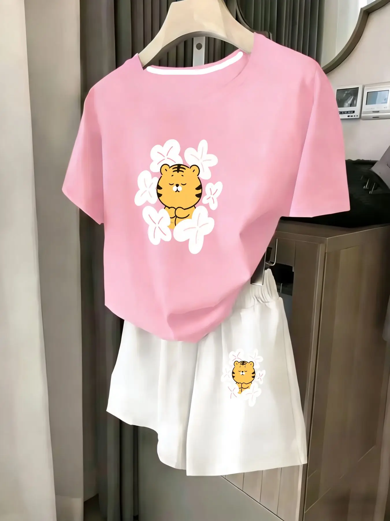 

Ladies 2-Piece Set Summer Beach Vacation Casual round Neck Short Sleeve Random Print T-Shirt Elastic Waist Shorts Suit Comfortab