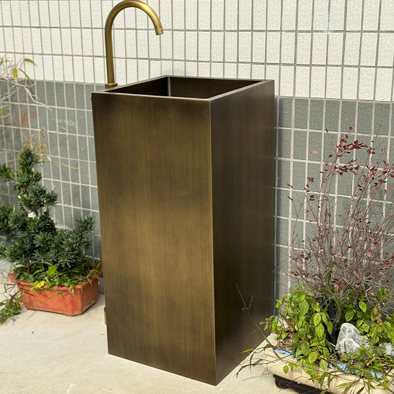 Antique copper column wash basin Floor-to-ceiling retro steel washbasin Simple outdoor courtyard B & B
