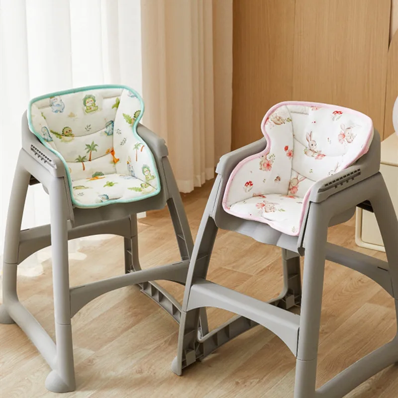 وسادة مقعد كرسي مرتفع للأطفال من القطن الناعم قابلة للتنفس وقابلة للغسل ووسادة مقعد كرسي طعام للأطفال مع فتحات حزام الأمان #1