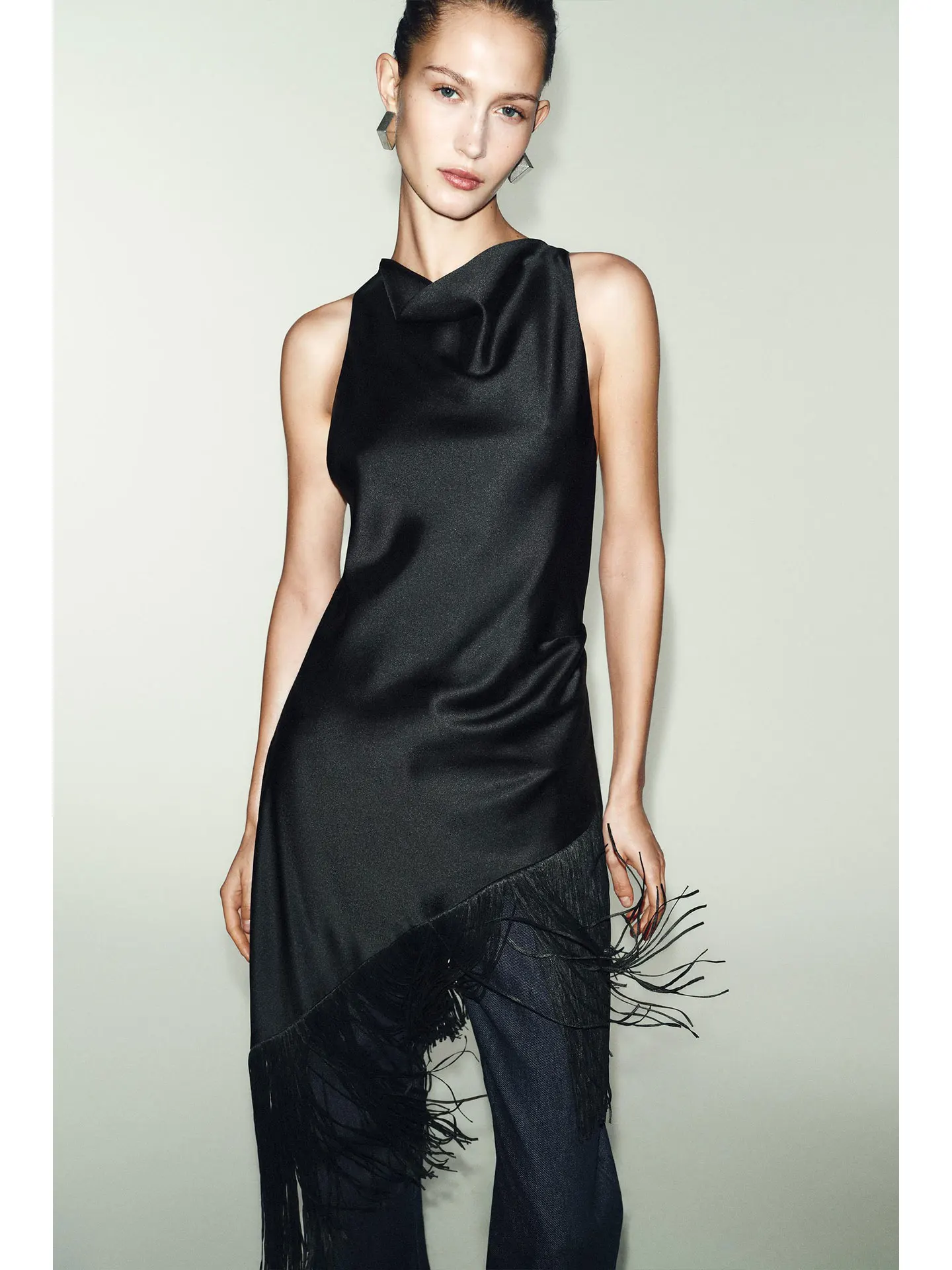 

Весна 2026: Уникальный асимметричный топ из шелковистого сатина с бахромой, свободный крой, средняя длина, для женщин