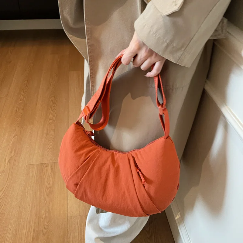 حقيبة هوبو جديدة للترفيه من التجاعيد خفيفة الوزن وبسيطة ومتعددة الاستخدامات حقيبة كروس كاجوال بلون نقي حقيبة كتف كاجوال للمدرب