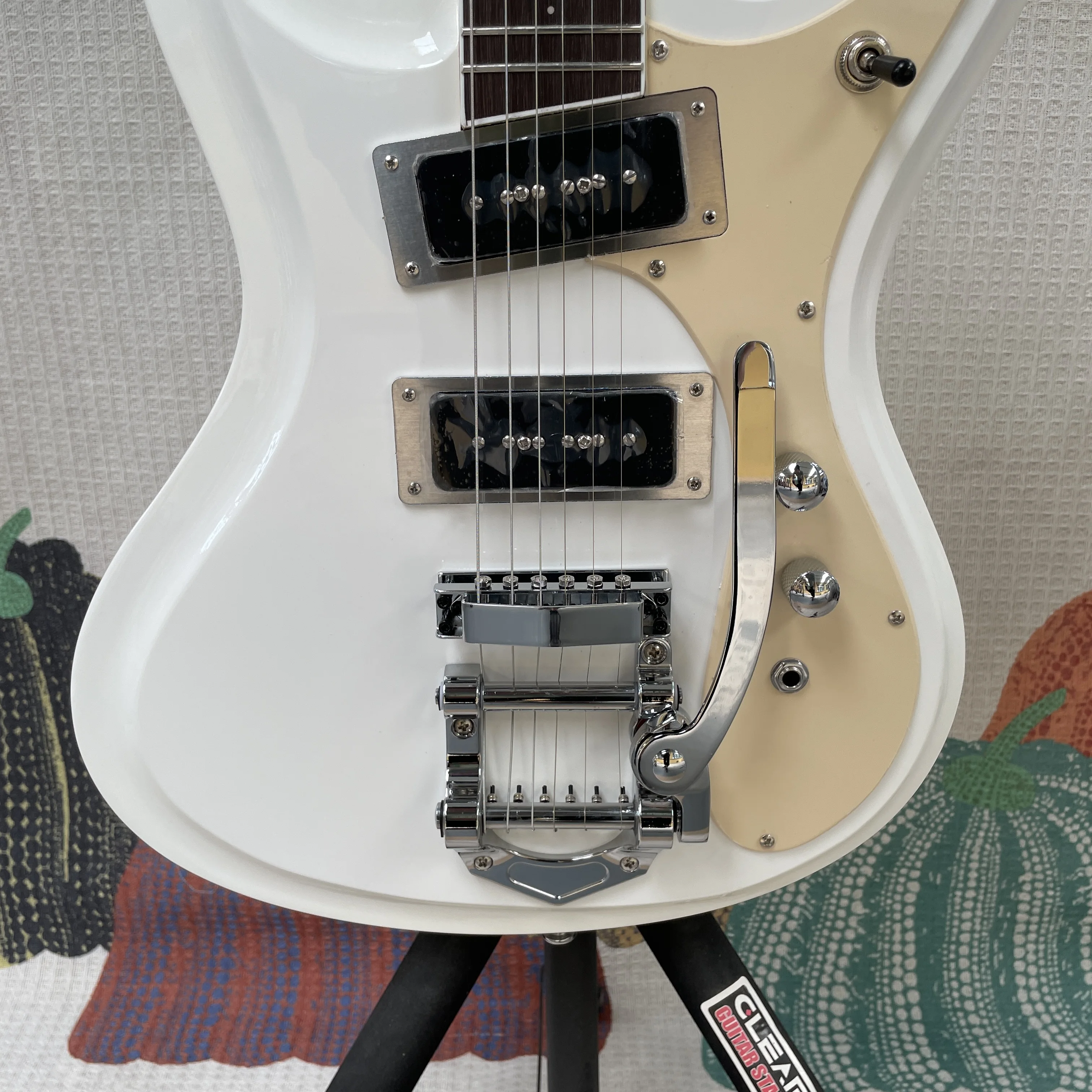 Pure white 6-string electric guitar,beige guard,silver chrome hardware,rosewood fingerboard guitars,retro rock electric guitarra