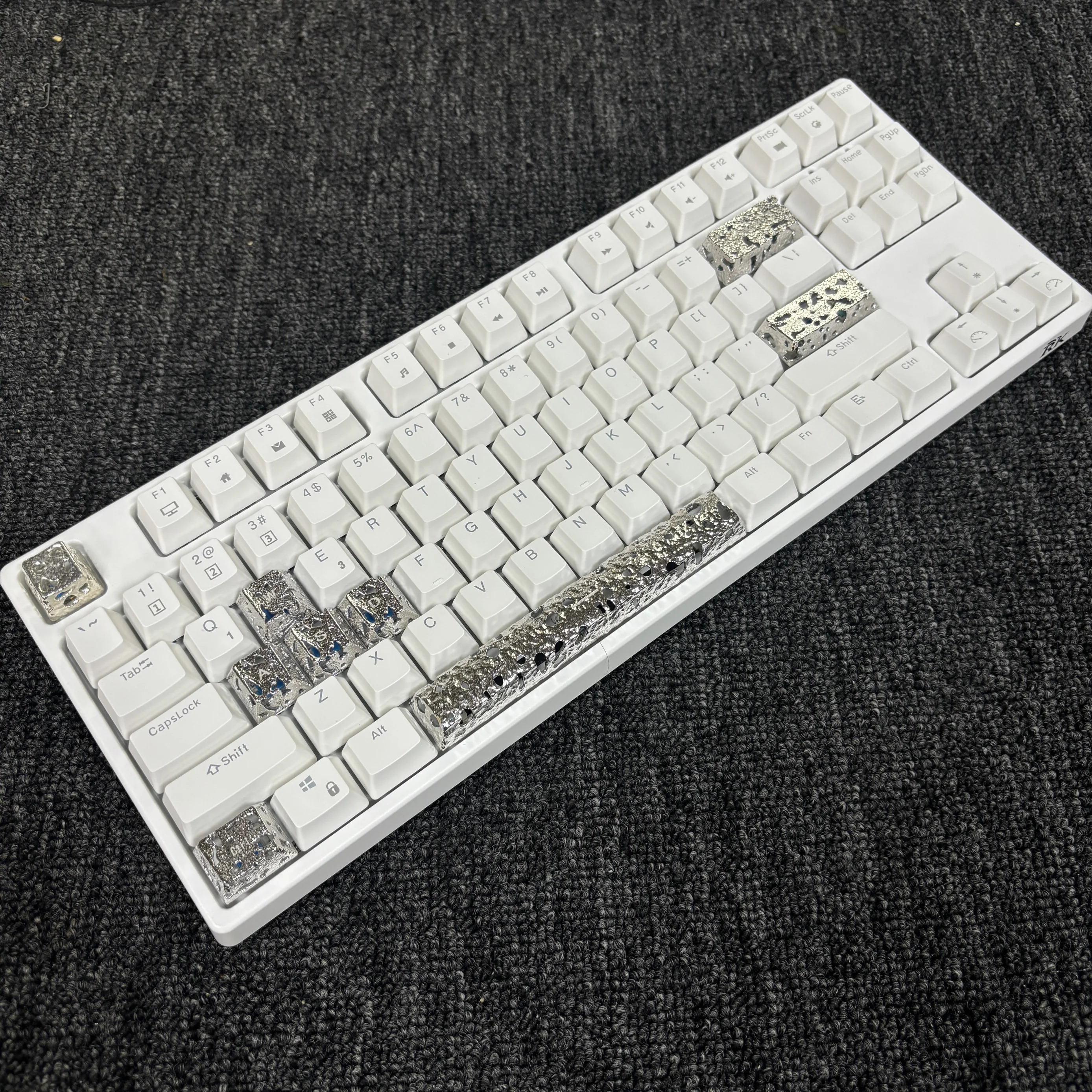 

Pure Copper Keycaps & White Brass Keycaps - Personalized, Niche, High-End, Designer Hollow-Out Style, Exclusive for Cross Shafts