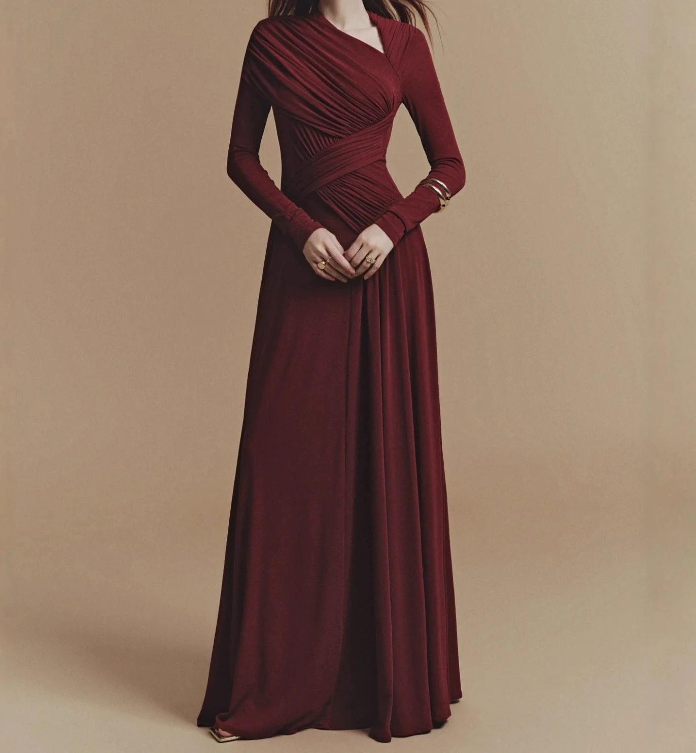 Niche-ontwerp geplooide asymmetrische maxi-jurk met lange mouwen 2025 vroege herfst vloerlange high-end jurk-GZXX1157