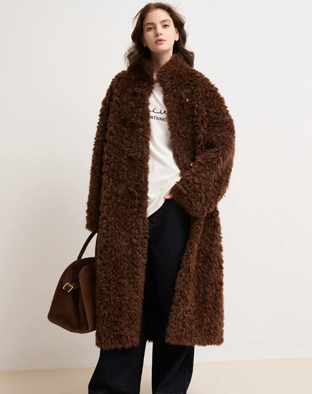 เสื้อโค้ทขนแกะสำหรับผู้หญิงที่ชอบสไตล์สบายๆ พร้อมกระดุมรูปทรงเขา ขนนุ่มฟู หนาและอบอุ่น เหมาะสำหรับฤดูใบไม้ร่วงและฤดูหนาว