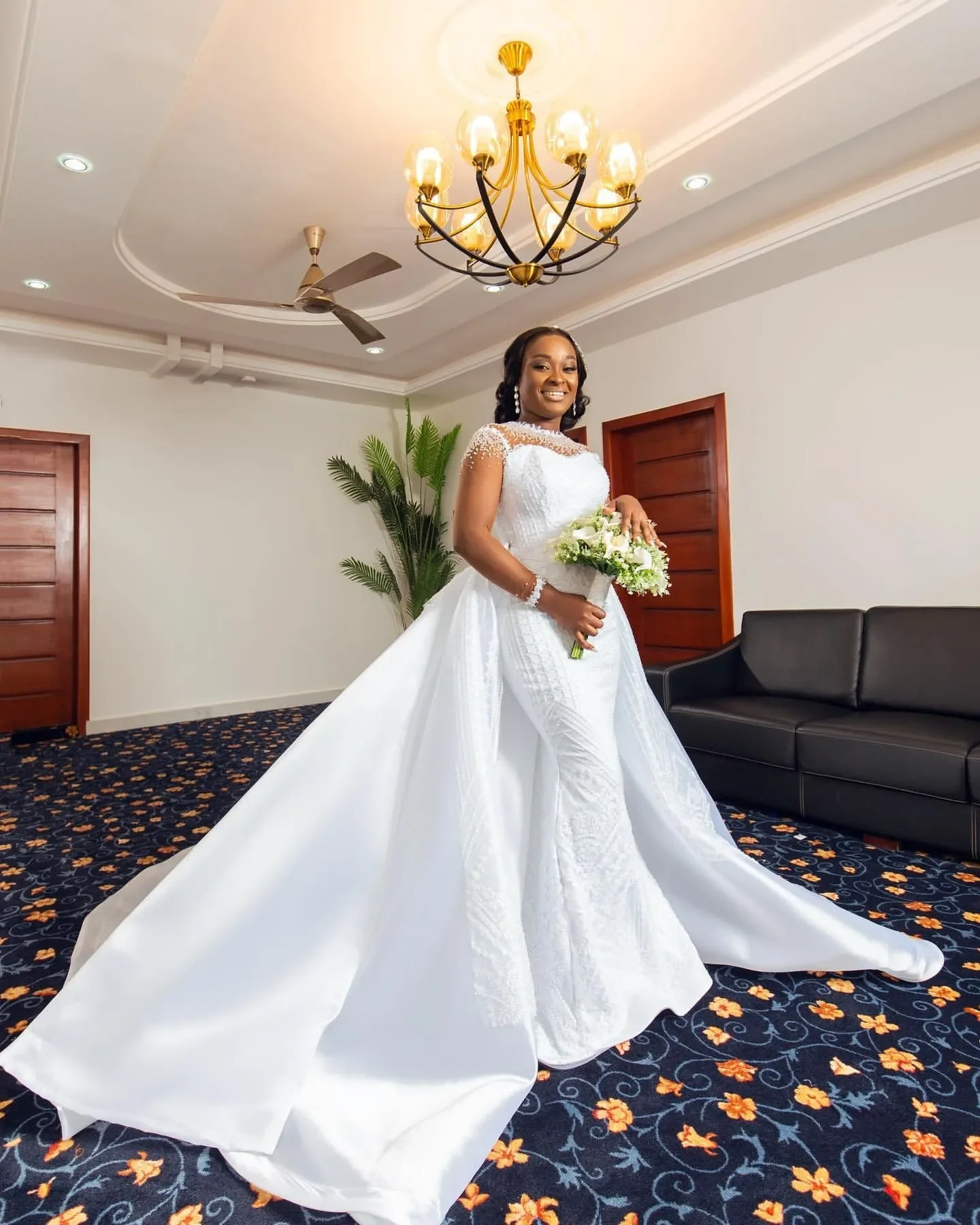 Maßgeschneidertes Brautkleid mit glänzenden Perlen und Pailletten, O-Ausschnitt für die Braut, afrikanische Illusion, langärmeliges Brautkleid mit abnehmbarer Schleppe