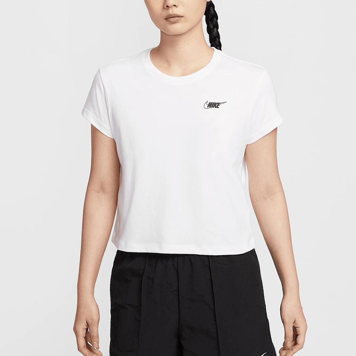 nike-genuine-sportswear-club-chemise-classique-a-manches-courtes-et-col-rond-pour-femme-hf9457-100