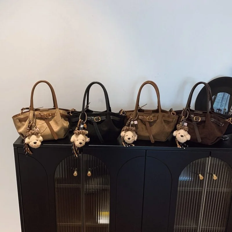 Tas Tangan Wanita Modis Terbuat Dari Kulit Nubuck Yang Menampilkan Tampilan Kasual Chile Trendy yang Luas dan Lembut untuk Penggunaan Sehari-hari. ​