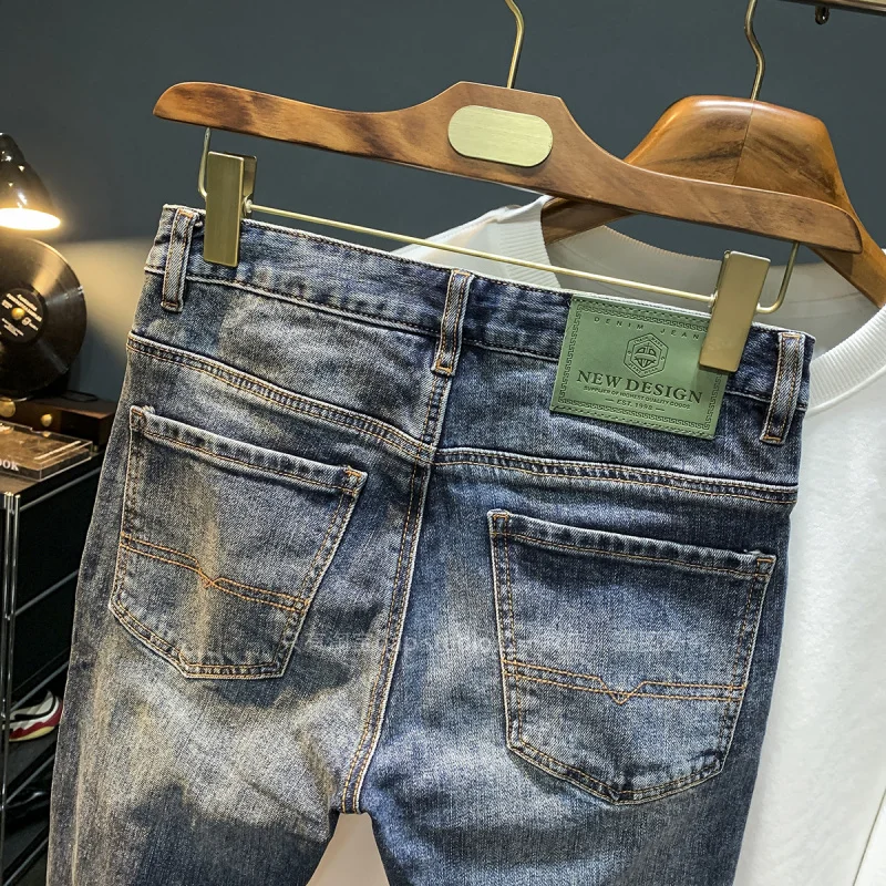 High-End Jeans Voor Heren 2024 Herfst Nieuwe Blauwe Kleur Lichte Slim-Fit Broek Met Rechte Pijpen En Modieuze Casual Denimbroek Met Print