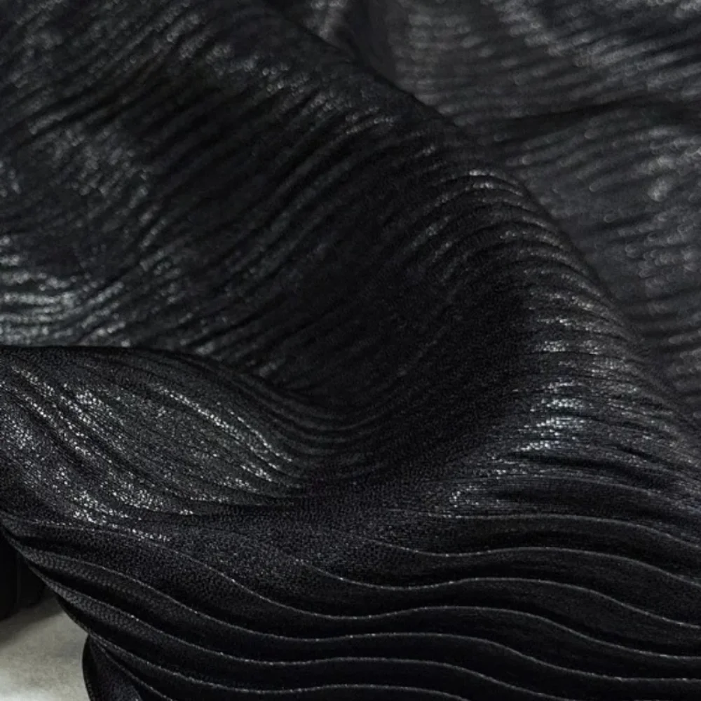 

Черная плиссированная композитная подкладочная ткань для самостоятельного пошива платьев, модной одежды, дизайнерский материал, продается на метры.