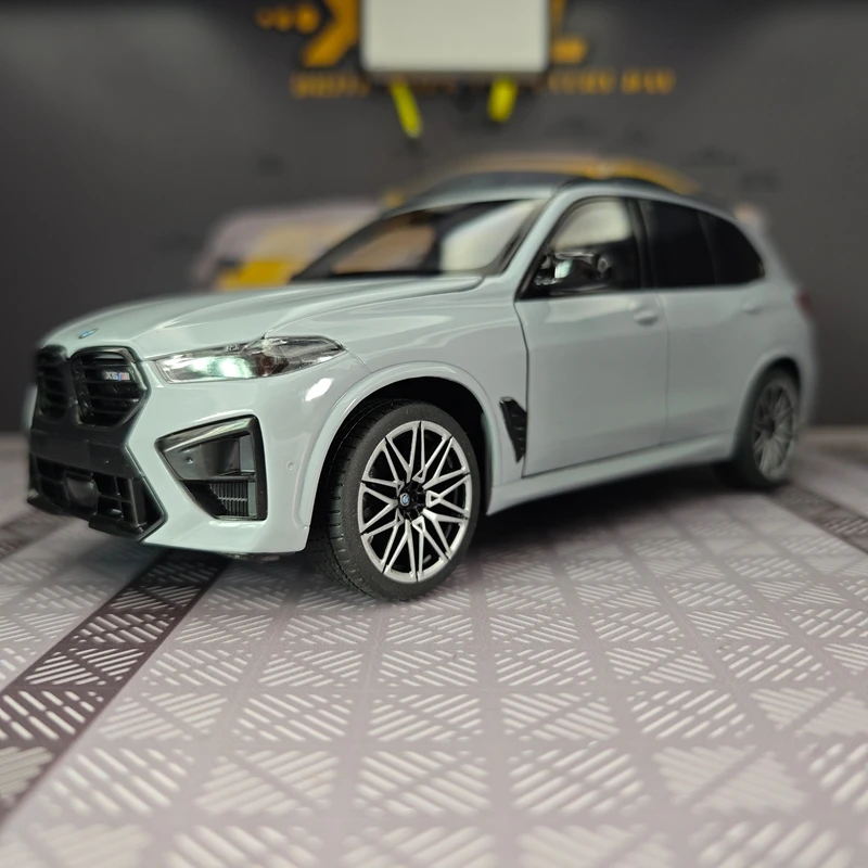 

Модель автомобиля BMW X5M из сплава металла в масштабе 1:24, двери и капот открываются, багажник можно открывать, со звуковыми и световыми эффектами, подарок.