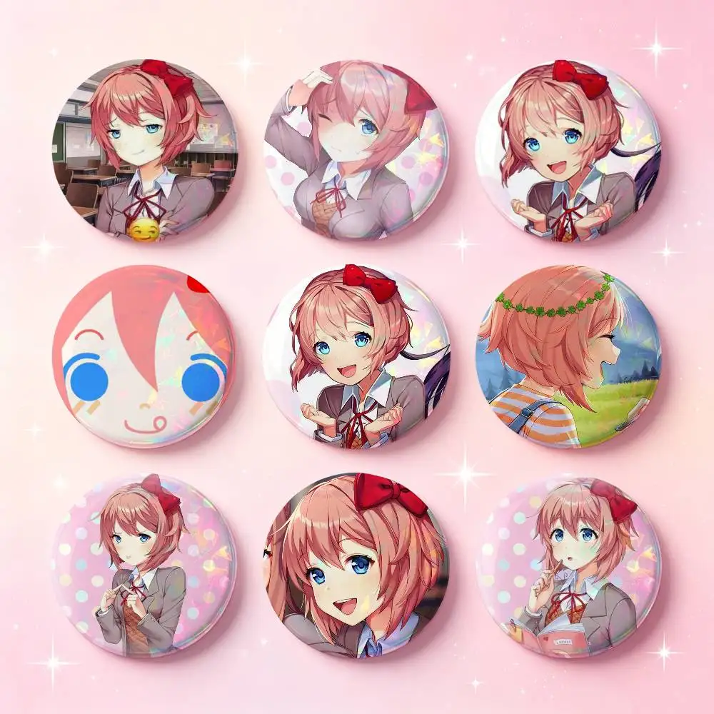 Cartoon-Spielfigur Sayori Anstecknadeln 25 32 44 58 75 mm Runde Cosplay-Pins Taschendekoration Fans Sammlerstücke Freunde Geschenke Brosche Souvenir