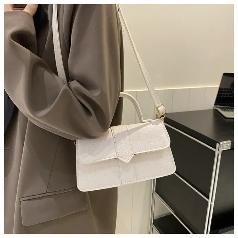 High-end Niche Design Crossbody Bag Women's Winter Shoulder Crossbody Bag Retro Versatile Hand-held Small Square Shoulder Bag