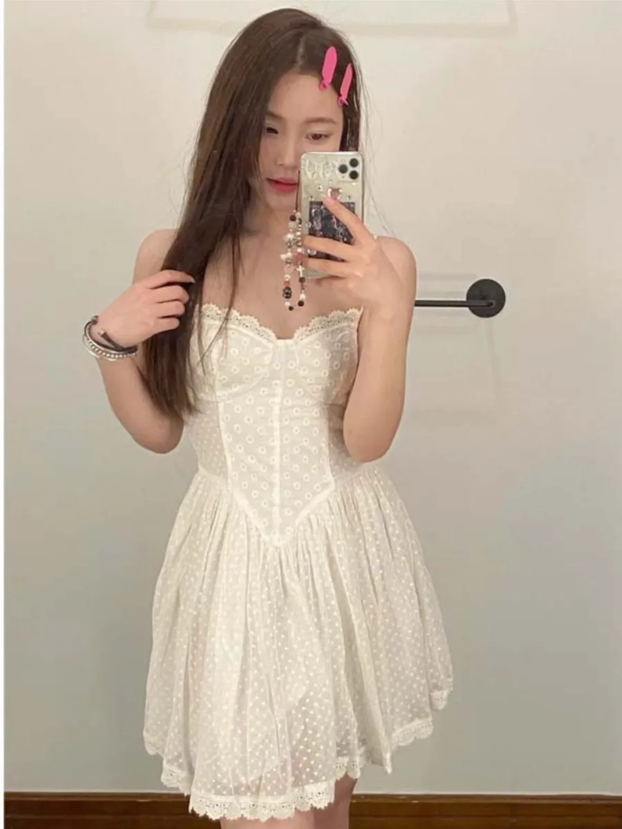 Biała Sukienka Mini z Kokardą i Koronkowym Wykończeniem Damska Letnia Streetwear Zapinana na Guziki Bez Rękawów Trapezowa Krótka Sukienka Vestidos Vintage Słodka Elegancka Nowa