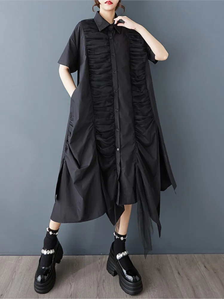 Długa letnia sukienka koszulowa damska oversize z nieregularnymi wstawkami z siateczki, plisowana, modna, luźna sukienka damska w stylu casual.