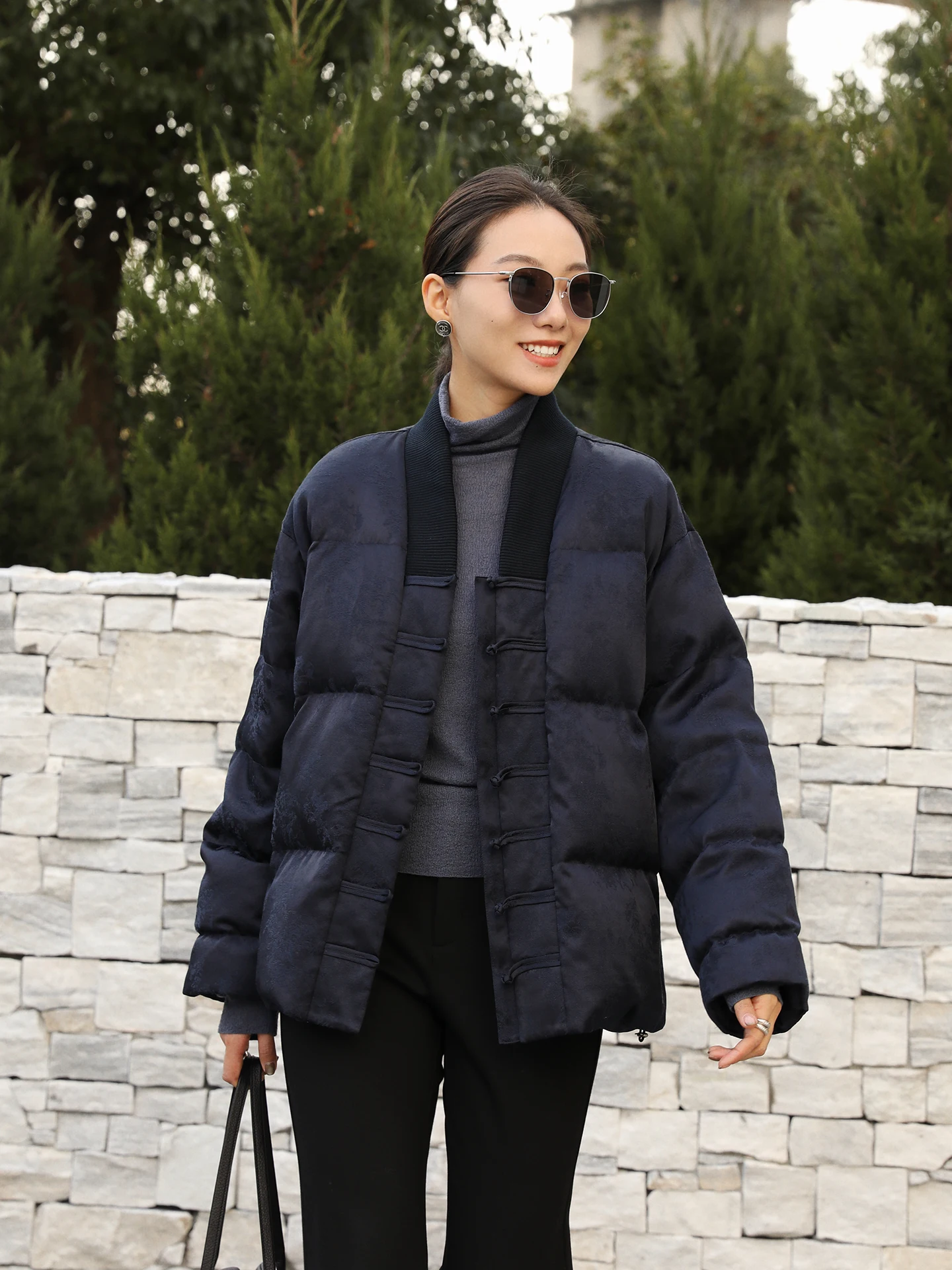 

Loose Fit Goose down Jaet Women's V-Ne Warmth Chinese Sle Embroidery New Winter Coat Blue Color Zipper Closure