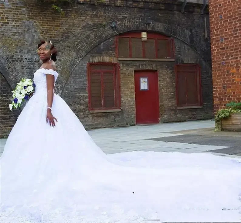 Vestido de novia personalizado con hombros descubiertos, apliques florales 3 D, cola de catedral, encaje de talla grande, vestidos de novia africanos