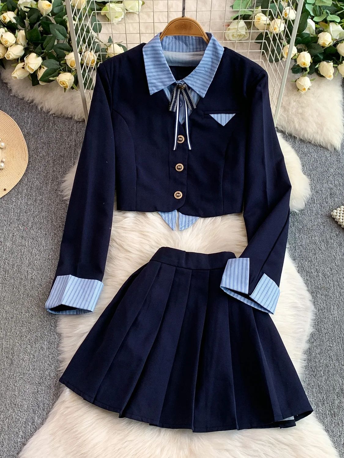 Setelan Dua Potong Rok Lipit Pinggang Tinggi yang Meniruskan Tubuh dengan Kerah Patchwork Bergaris dan Dasi Kupu-kupu Manis Gaya Preppy