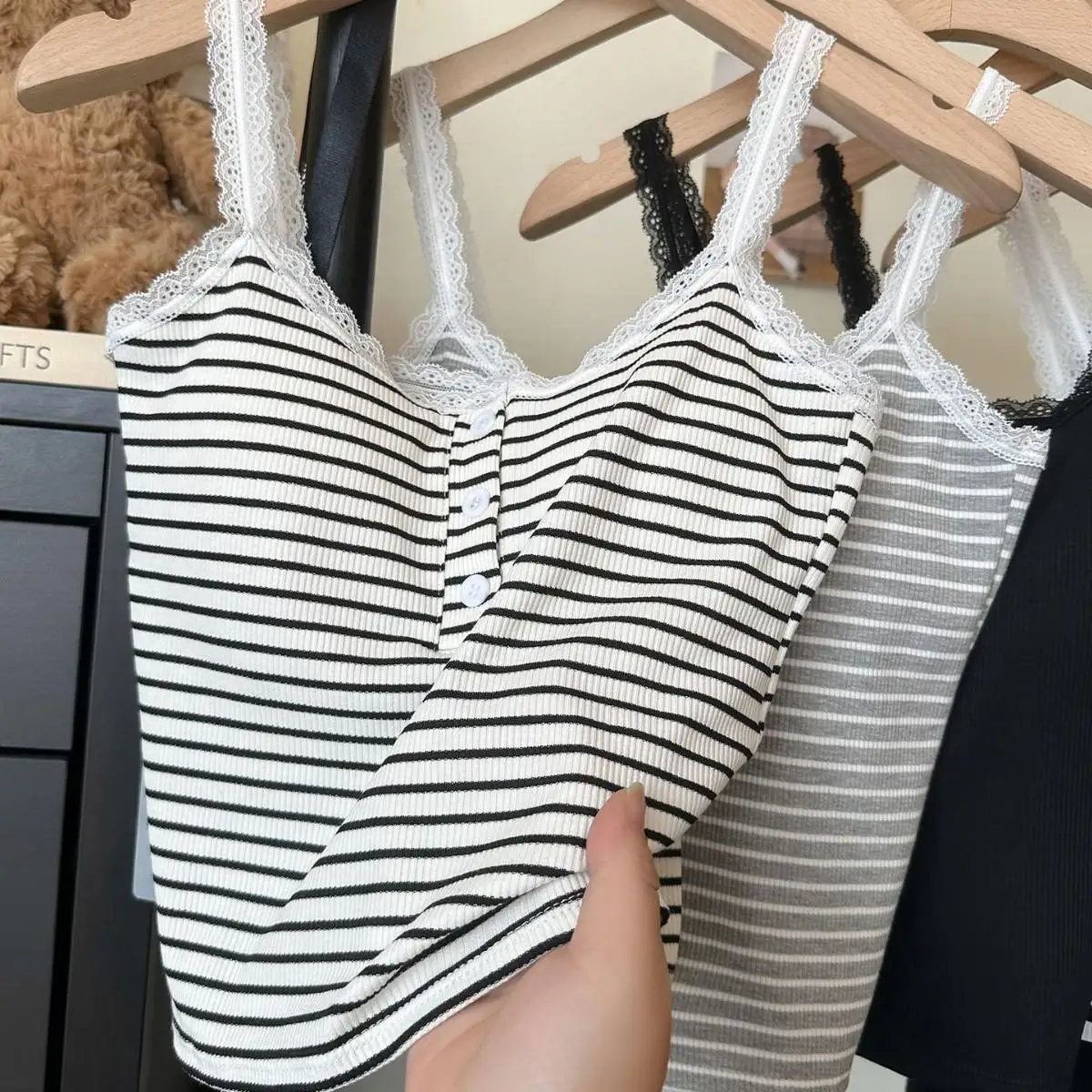 

New Striped Sleeveless Camisole Women Tank Top With Chest Pad Inside Wear Lace Camisoles Button Down Girl Basic Vest Women tops