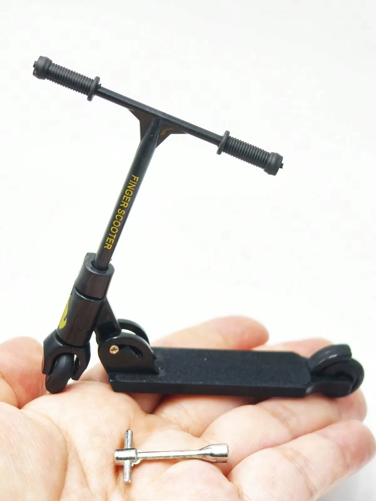 1:12 Miniatur-Fahrrad-Scooter-Set mit Reparaturwerkzeugen und Fahrradhelm für Puppenhaus-DIY-Diorama-Zubehör Mini-Sammlerstücke – Detail 20