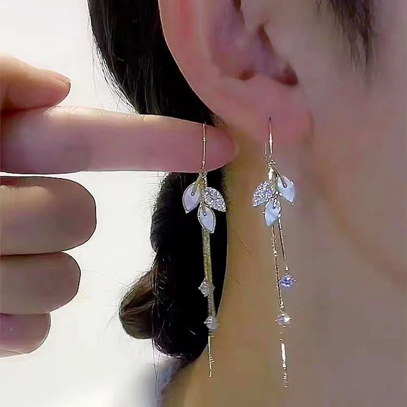 

Elegant Rhinestone Leaf Long Tassel Gold Color Ear Line for Women New Fashion Temperament Ladies Wedding Party Premium Jewelry