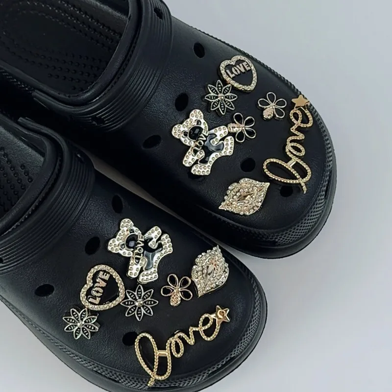 14 قطعة مجموعة سحر الأحذية الفاخرة اكسسوارات ثقب إبزيم الحذاء الدب الذهبي رسالة الشفاه DIY بها بنفسك الأحذية زينة الاطفال حفلة بنات هدية