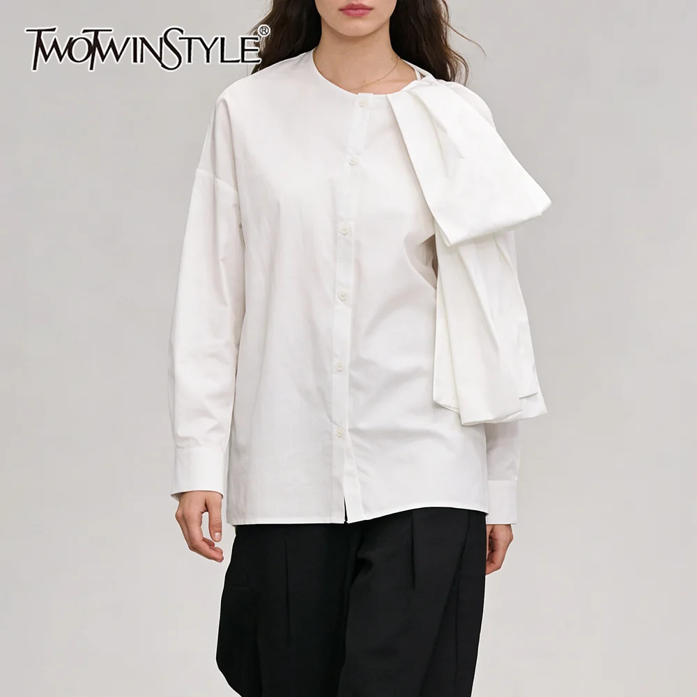 

Женская рубашка TWOTWINSTYLE: однотонная, свободного кроя, с лентами, круглым вырезом, длинными рукавами, в стиле пэчворк, на пуговицах