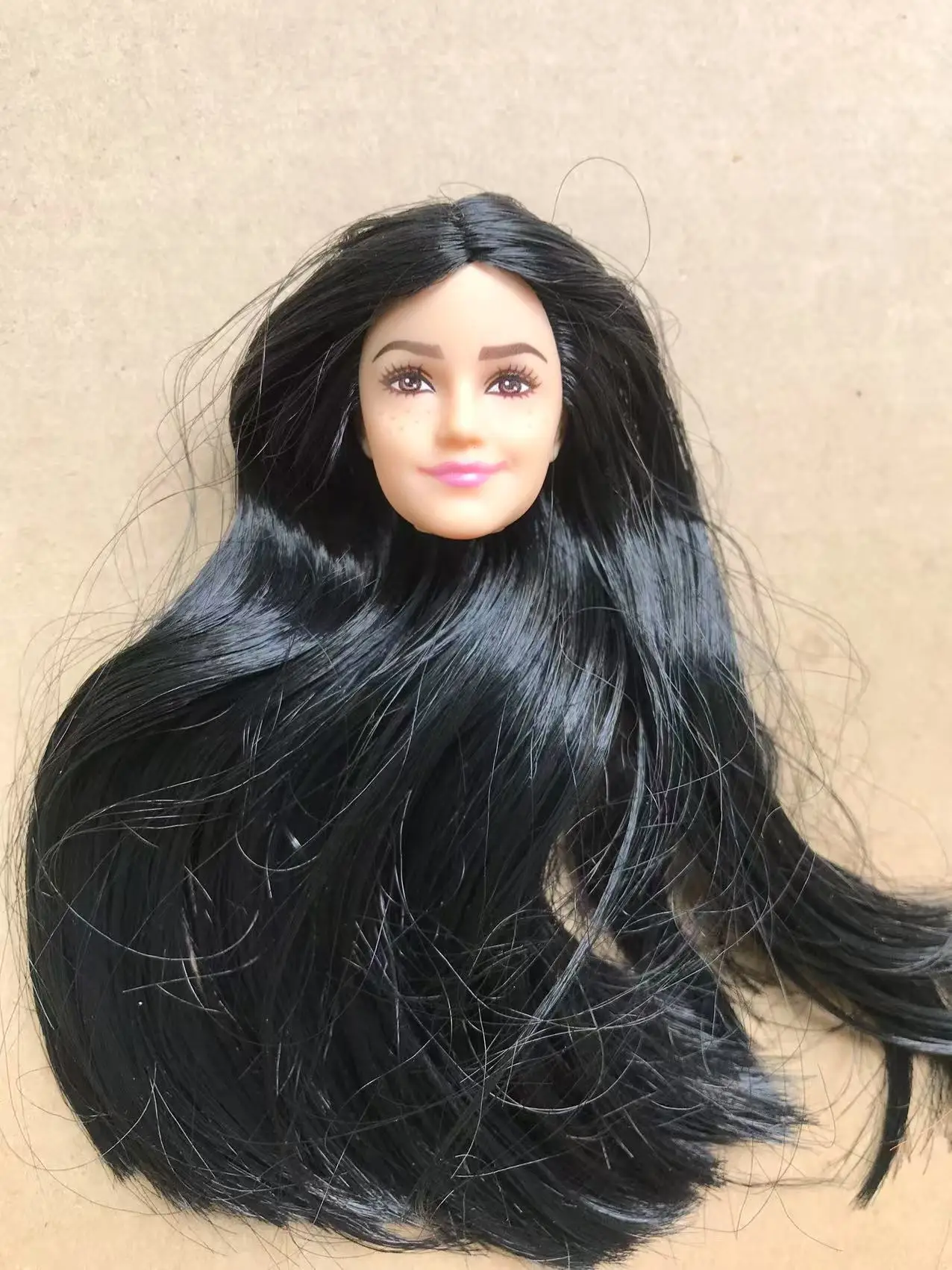 Testa di bambola con faccia rara con lunghi capelli colorati per collezione fai-da-te Accessori per bambole di qualità Figure giocattolo per ragazze