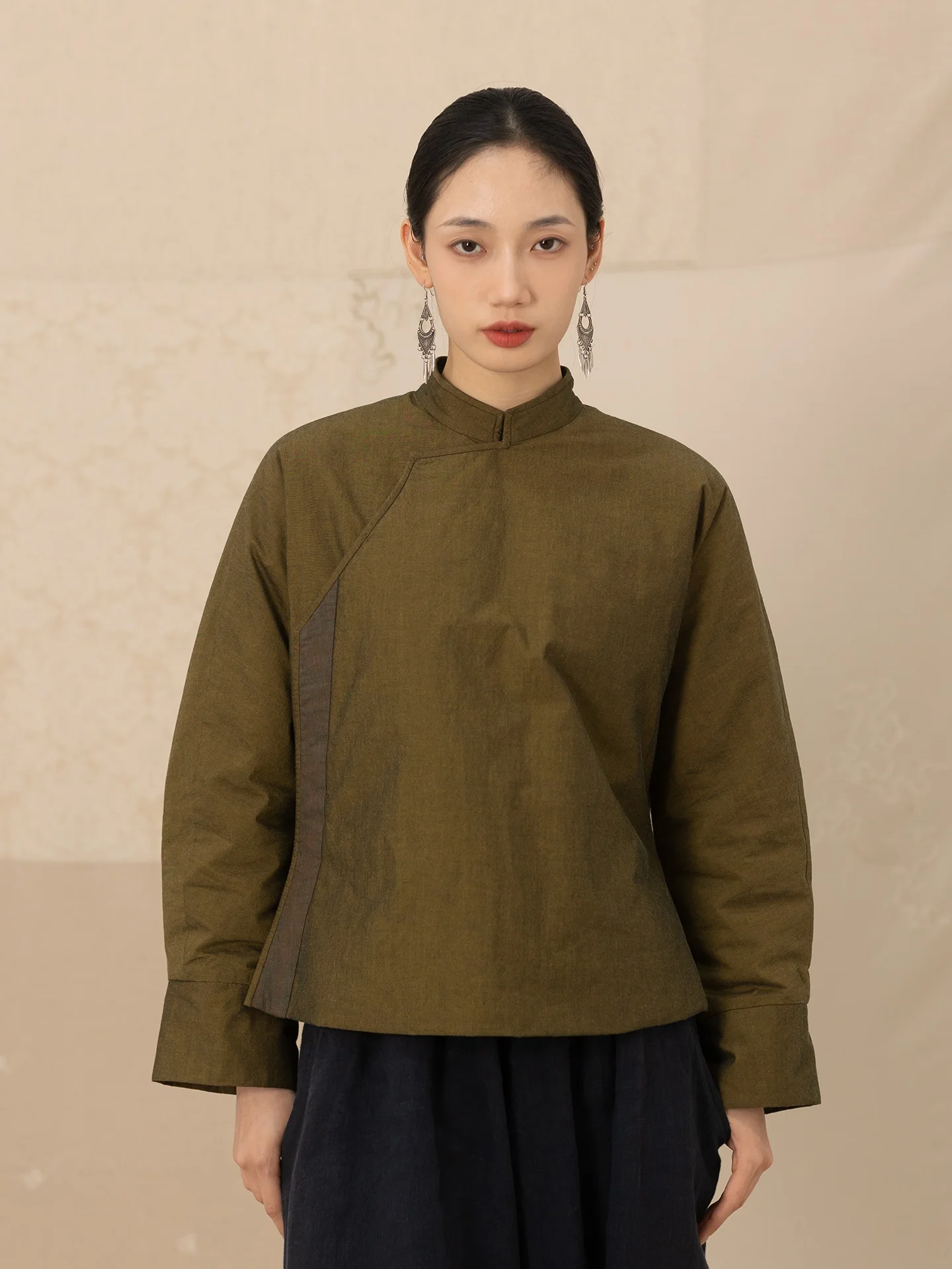 

Новинка: Утепленное хлопковое пальто из органического кашемира с воротником-стойкой, наклонными клапанами и простым дизайном