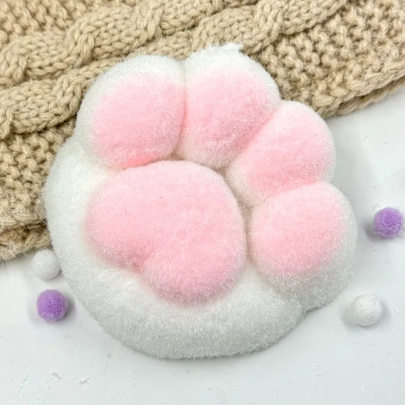 Plastikversion der riesigen Katzenpfote