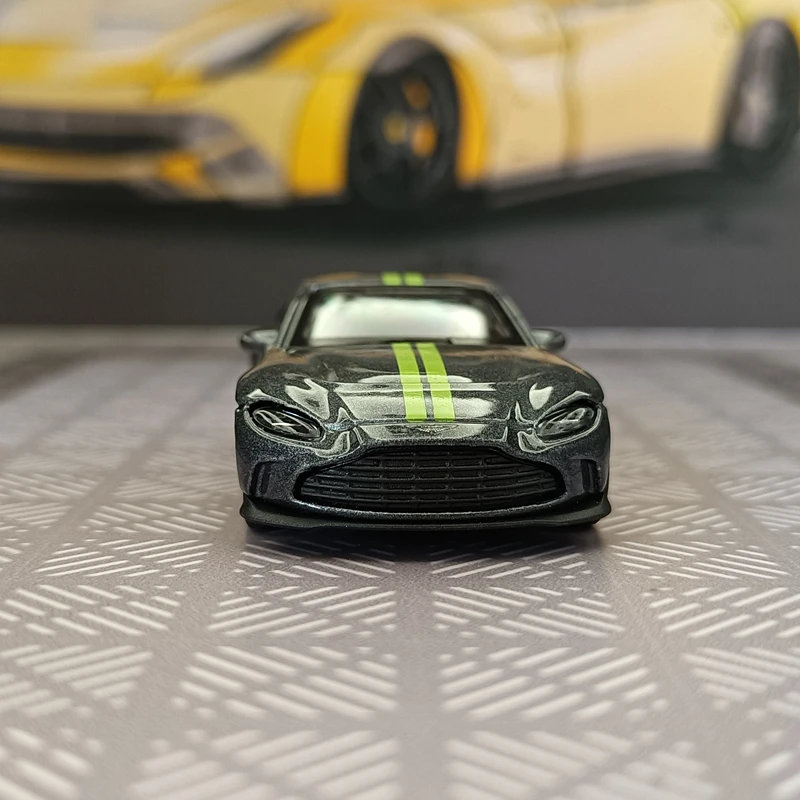 1:64 simulation Aston Martin V12 vantage alloy supercar model racing ornament rich in details, finely crafted, good quality