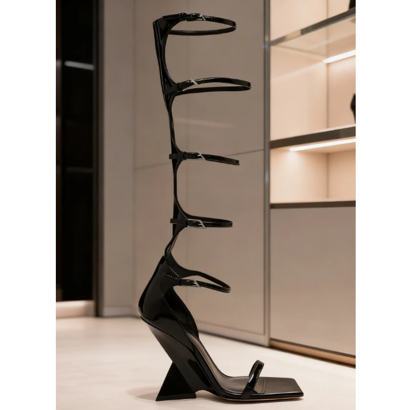 أسود متعدد حزام أبازيم إسفين صنادل طراز جلاديتور امرأة الصيف 2026 ساحة تو المفتوحة تو الخلفي سستة أحذية بكعب عالي للنساء