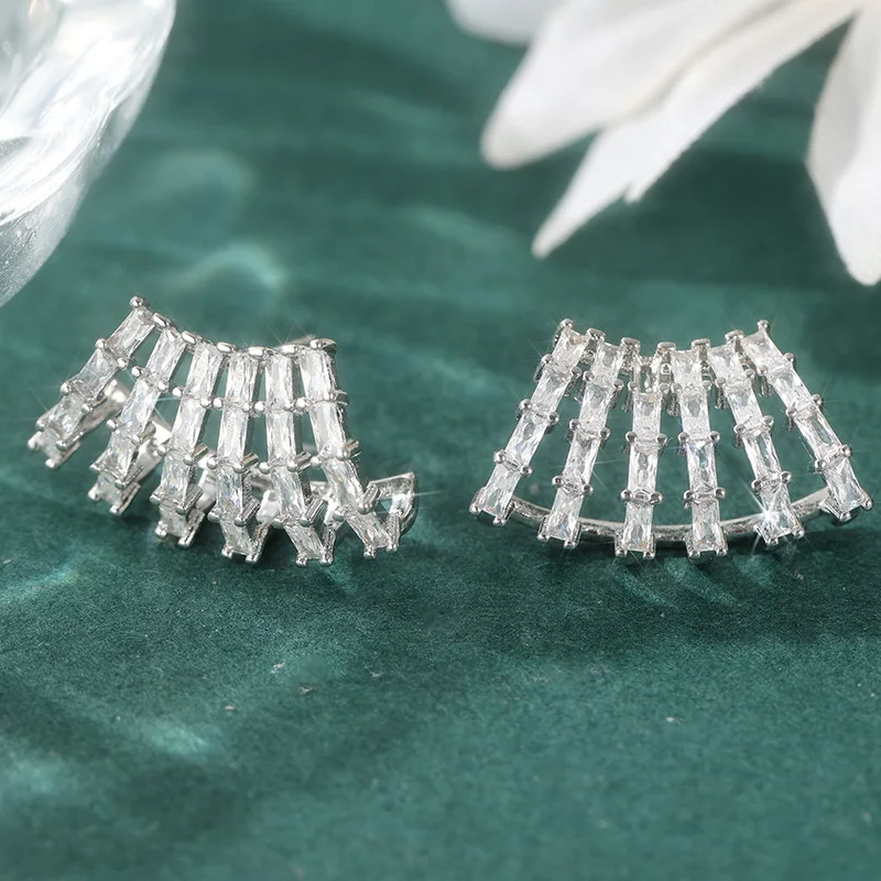 Luxuriöse Silberfarbene Weiße CZ-Ohrstecker für Damen Geometrische Verlobungs- und Party-Ohrringe – Detail 3