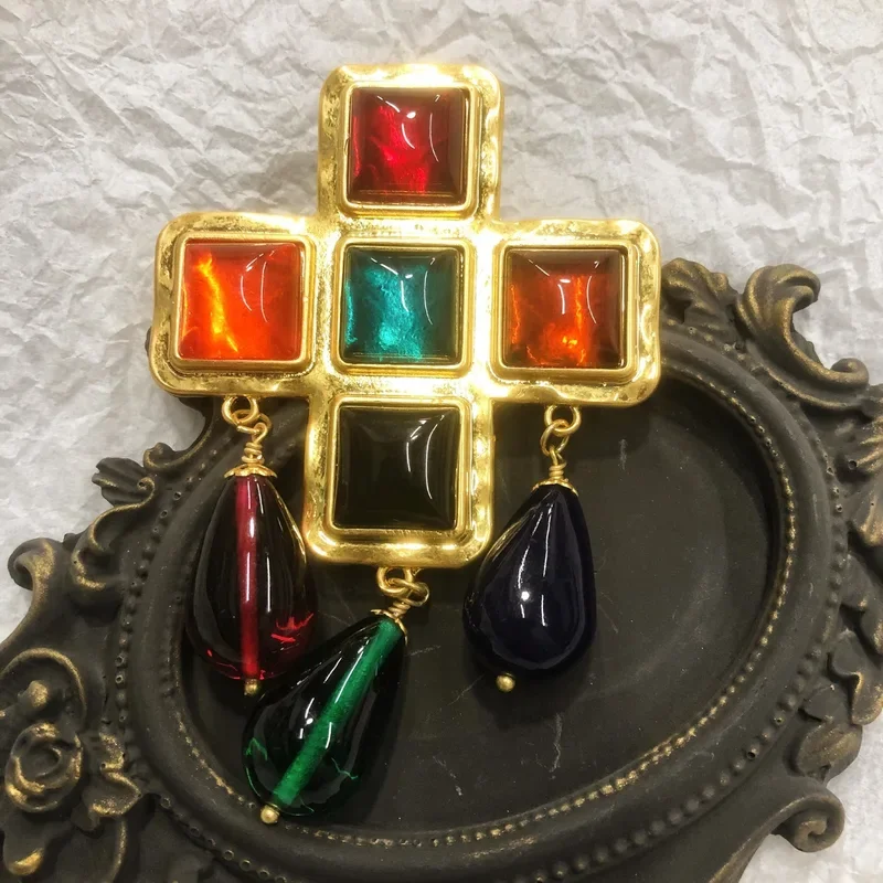 

Medieval Vintage Classic Independent Packaging Square Colored Glass Real Gold Electroplated Glass Versatile brooch